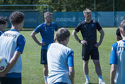 Daniel Brosinski und U16-Cheftrainer Alexander Wähling im Besprechungskreis