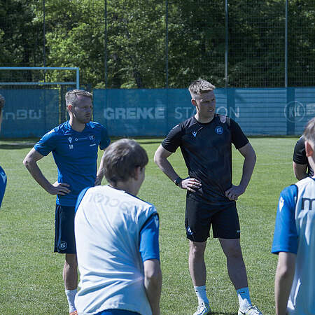 Daniel Brosinski und U16-Cheftrainer Alexander Wähling im Besprechungskreis