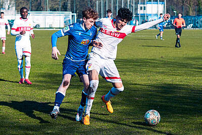 Zweikampf beim Heimderby der U17 gegen Stuttgart.