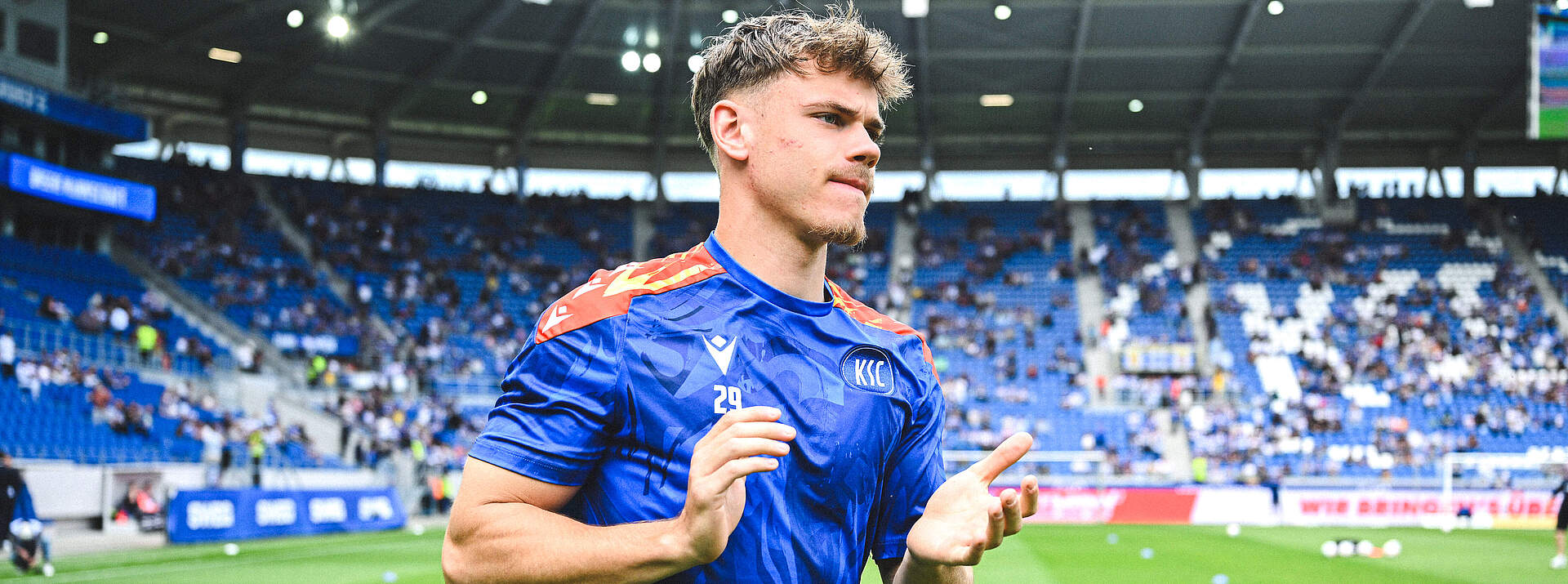 Niclas Dühring läuft in den BBBank Wildpark ein.
