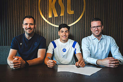 Geschäftsführer Sport Mario Eggimann, Neuzugang Deniz Ofli und Direktor Profifußball Timon Pauls bei der Vertragsunterschrift (v. l. n. r.).