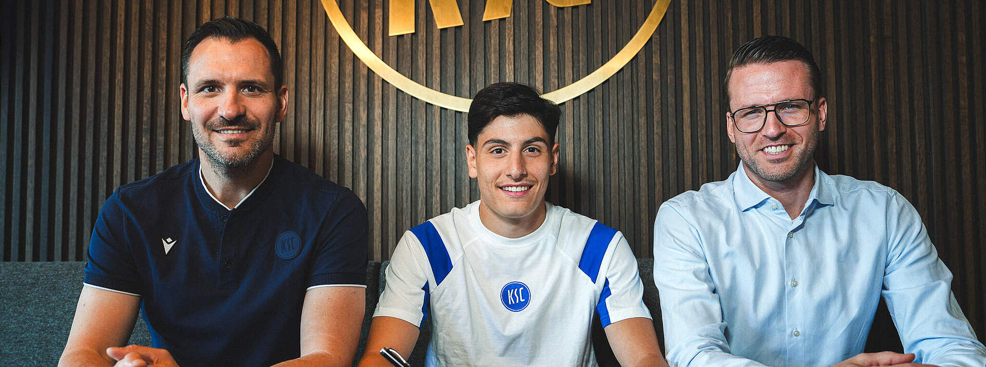 Geschäftsführer Sport Mario Eggimann, Neuzugang Deniz Ofli und Direktor Profifußball Timon Pauls bei der Vertragsunterschrift (v. l. n. r.).