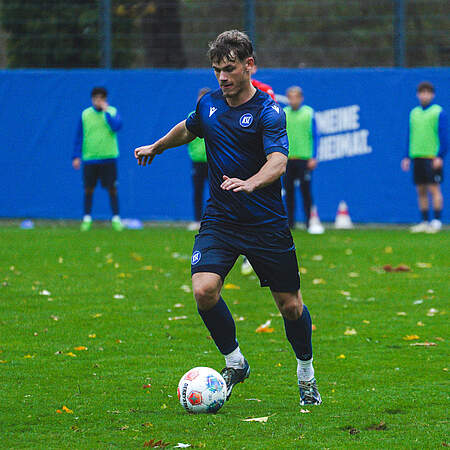 Niclas Dühring für die KSC U23 am Ball