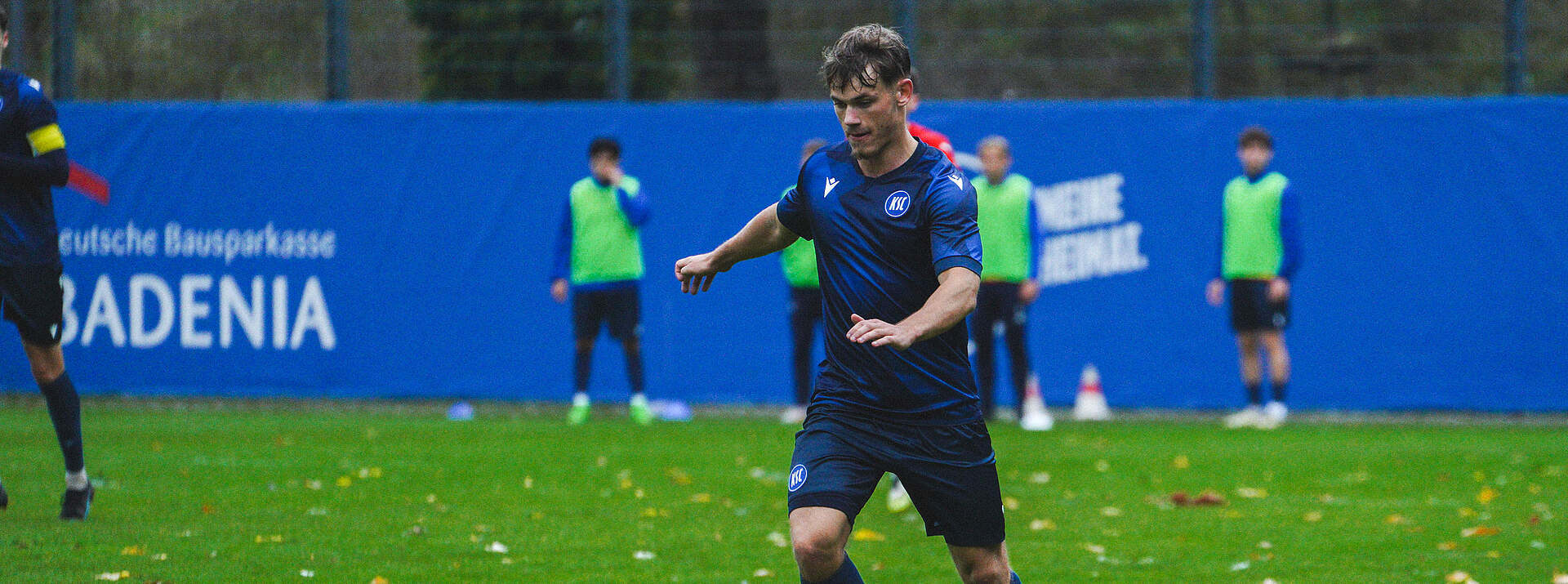 Niclas Dühring für die KSC U23 am Ball