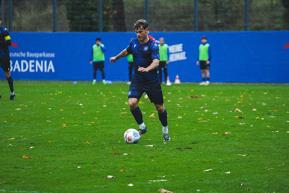 Niclas Dühring für die KSC U23 am Ball