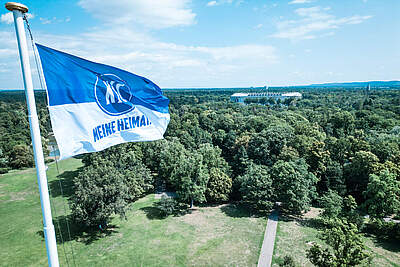 Die KSC-Flagge auf dem Schloss in Karlsruhe. Im Hintergrund ist der BBBank Wildpark zu sehen.