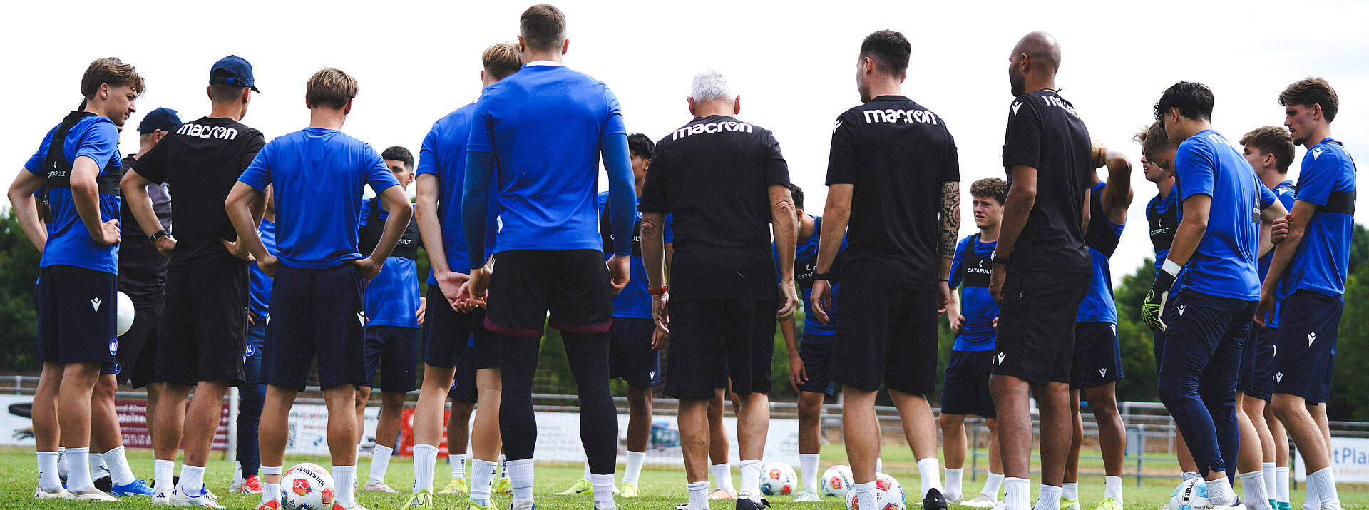Die U23 im Teamkreis beim Trainingslager