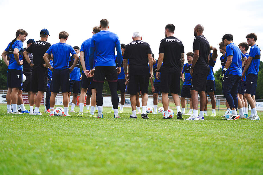 Die U23 im Teamkreis beim Trainingslager