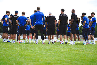 Die U23 im Teamkreis beim Trainingslager