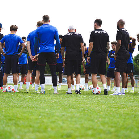 Die U23 im Teamkreis beim Trainingslager