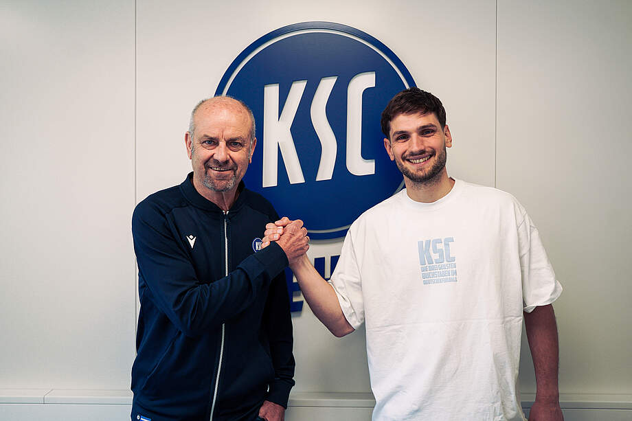Edmund Becker und Julian Kühn nach der Vertragsunterschrift