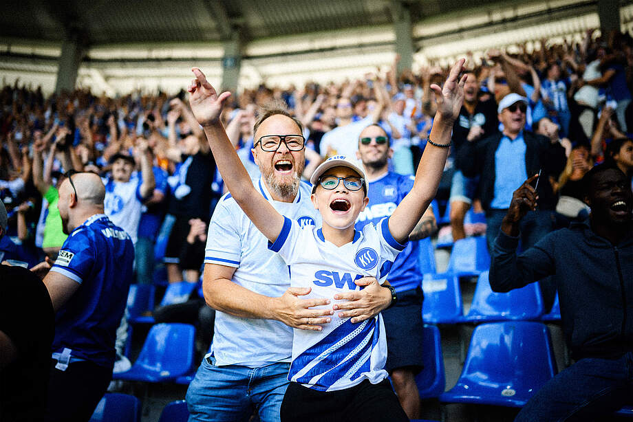 Zwei Fans im BBBank Wildpark jubeln