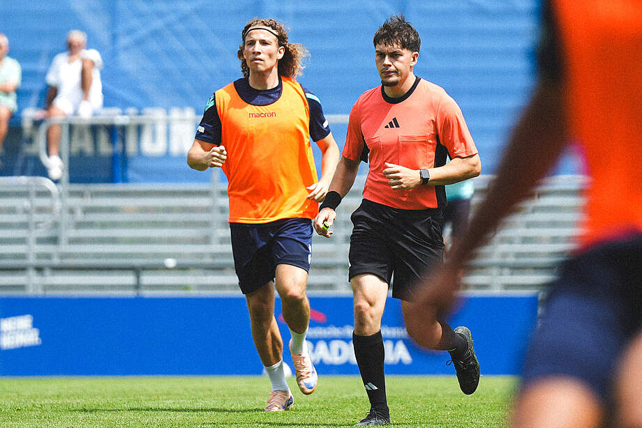 Tim Civeja und der Schiedsrichter Liam Kastner im Training