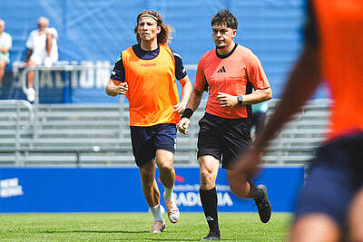 Tim Civeja und der Schiedsrichter Liam Kastner im Training