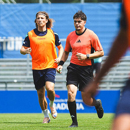 Tim Civeja und der Schiedsrichter Liam Kastner im Training