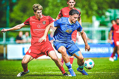 U23 im Zweikampf.
