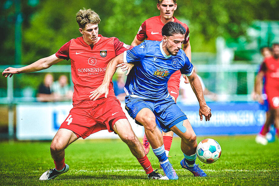 U23 im Zweikampf.