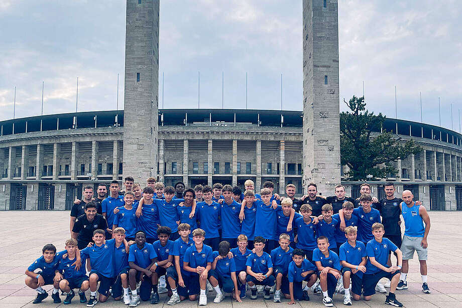 KSC U14 und U15 vor dem Berliner Olympiastadion