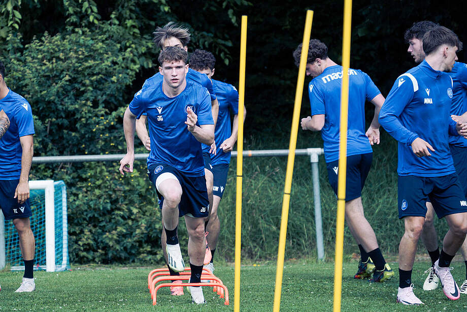 Julian Gerold und die U23 beim Warm-Up