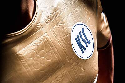 Das neue KSC-Ausweichtrikot in Gold und Weinrot