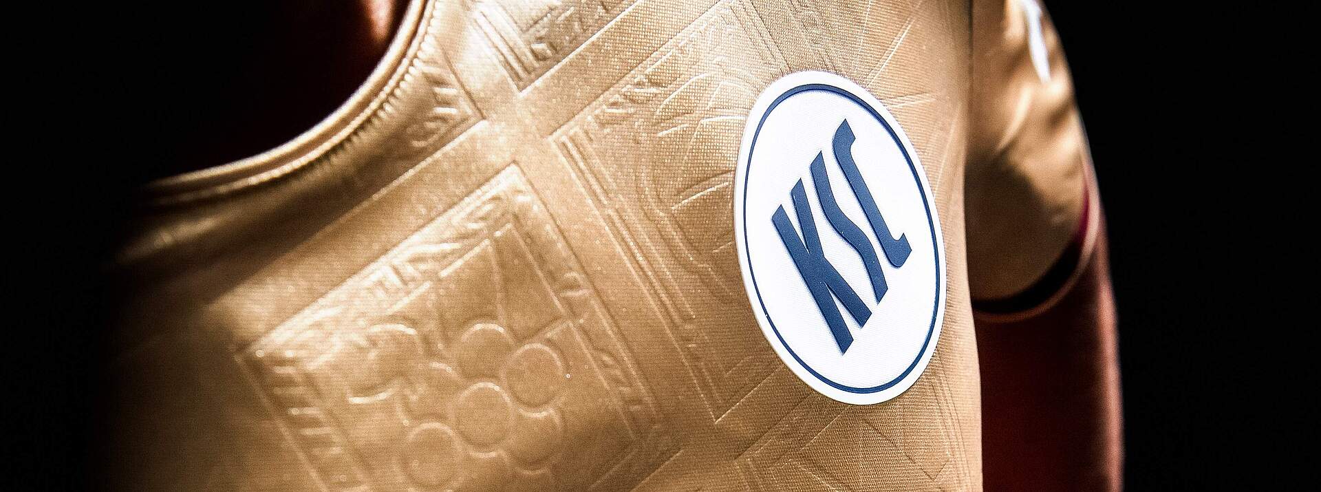 Das neue KSC-Ausweichtrikot in Gold und Weinrot
