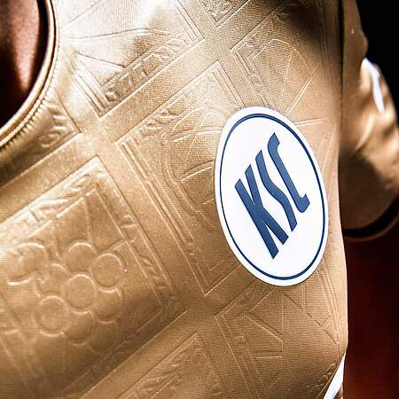 Das neue KSC-Ausweichtrikot in Gold und Weinrot