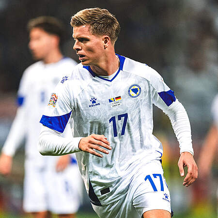 Dzenis Burnic im Trikot von Bosnien-Herzegowina.