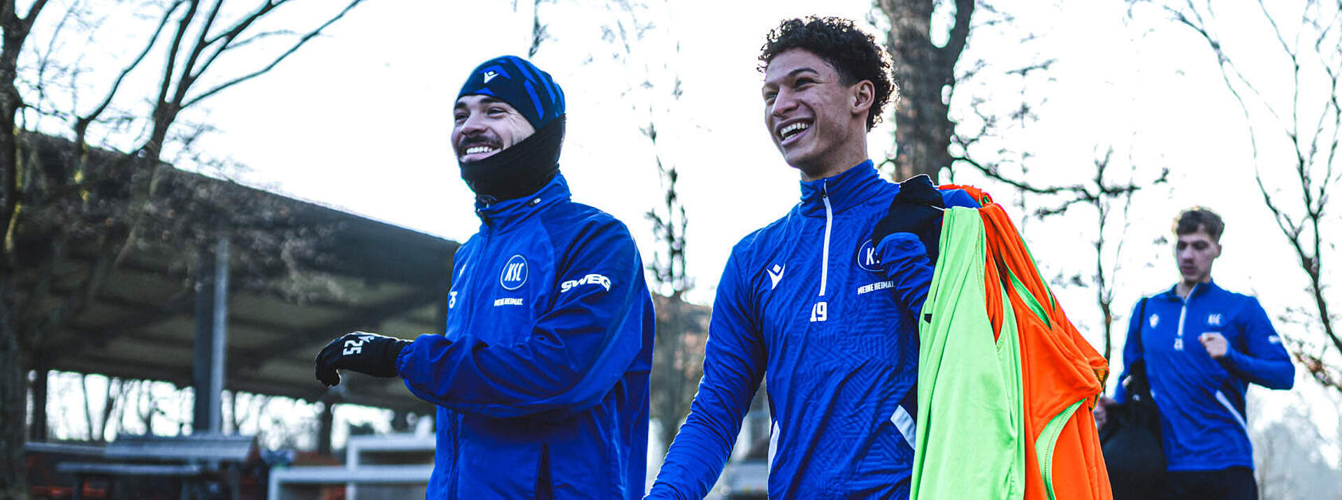 Louey Ben Farhat und Lilian Egloff laufen gemeinsam zum Trainingsplatz