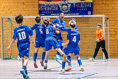 Die U12 bejubelt den Turniersieg