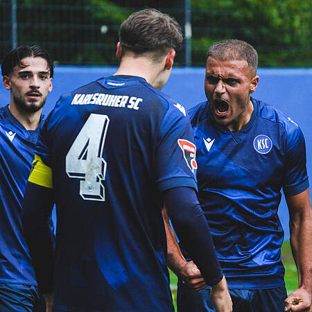 Vorlagengeber Schunck, kapitän Dinger und Torschütze Bicki bejubeln die Führung