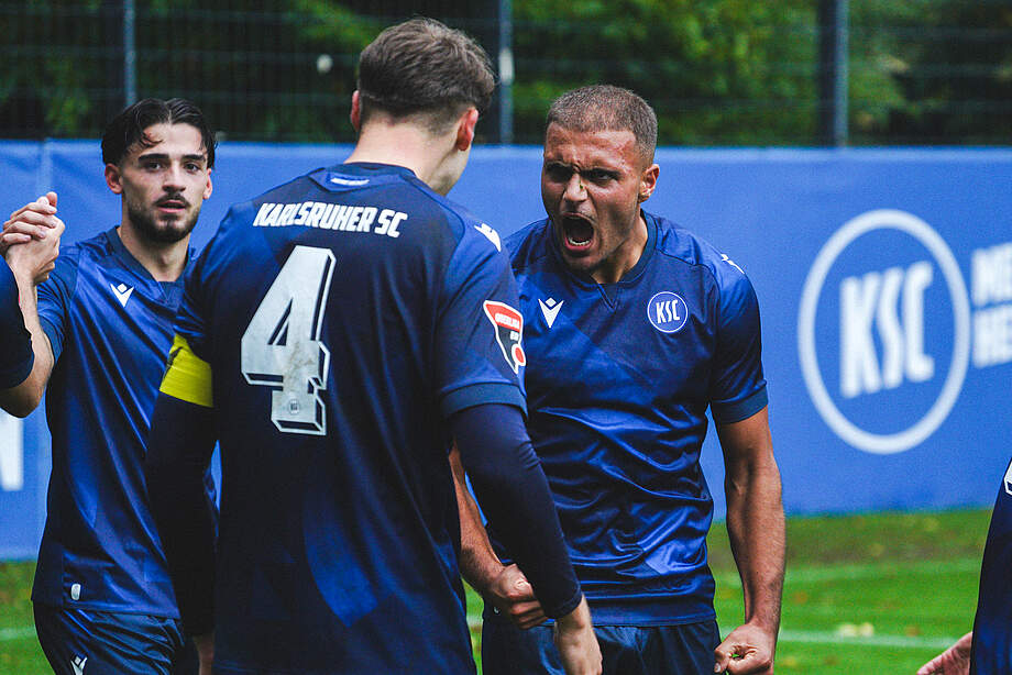 Vorlagengeber Schunck, kapitän Dinger und Torschütze Bicki bejubeln die Führung