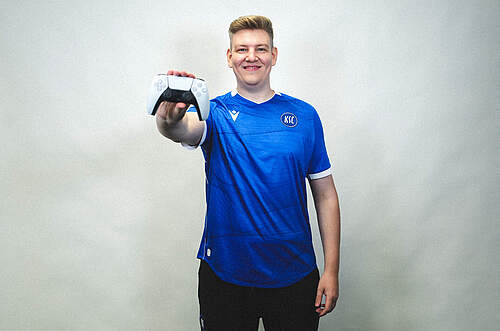 Lukas Vonderheide mit Controller