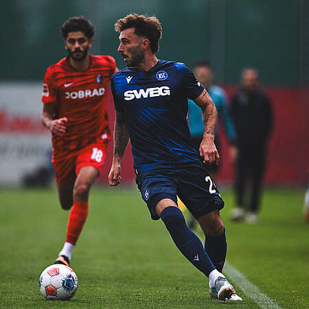 Fabian Schleusener am Ball. 