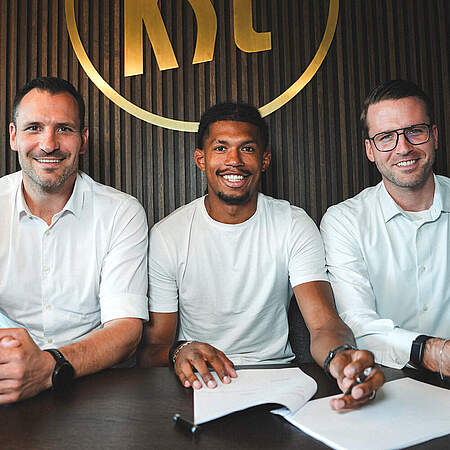 Geschäftsführer Sport Mario Eggimann, Neuzugang Sandro Trémoulet und Direktor Profifußball Timon Pauls (v. l. n. r.).