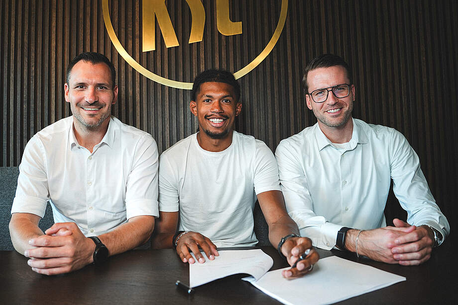 Geschäftsführer Sport Mario Eggimann, Neuzugang Sandro Trémoulet und Direktor Profifußball Timon Pauls (v. l. n. r.).