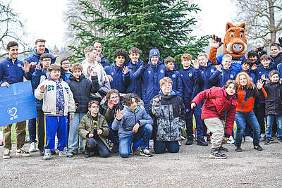 Geschenkübergabe vor dem Schloss Stutensee
