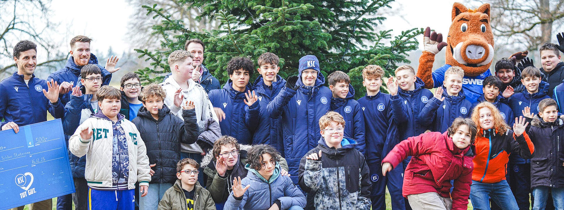 Geschenkübergabe vor dem Schloss Stutensee