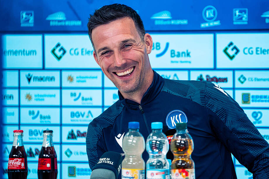 Christian Eichner bei der Pressekonferenz