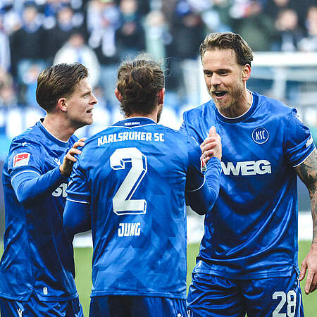 KSC-Spieler jubeln