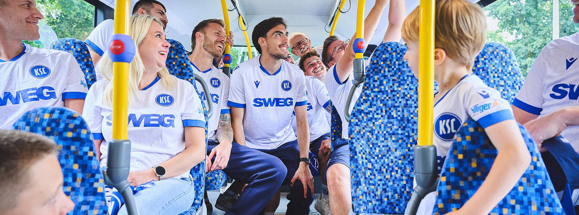 Profis und Fans im neuen KSC-Auswärtstrikot
