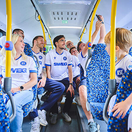 Profis und Fans im neuen KSC-Auswärtstrikot