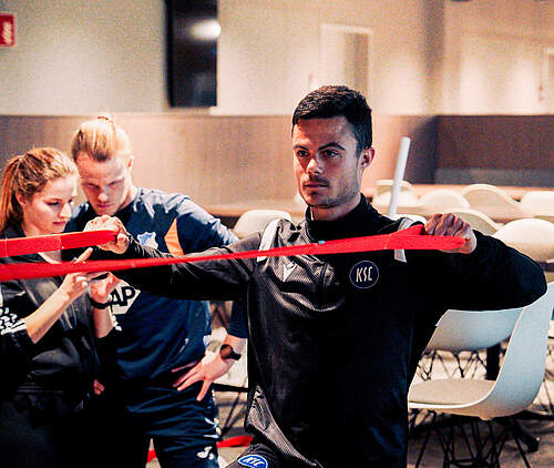 U14 Athletiktrainer Kai Rehbein an der Übung mit dem Resistance Band
