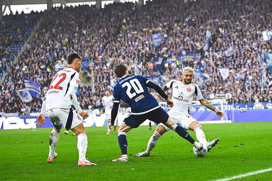 David Herold im Zweikampf mit zwei Düsseldorfspielern. 