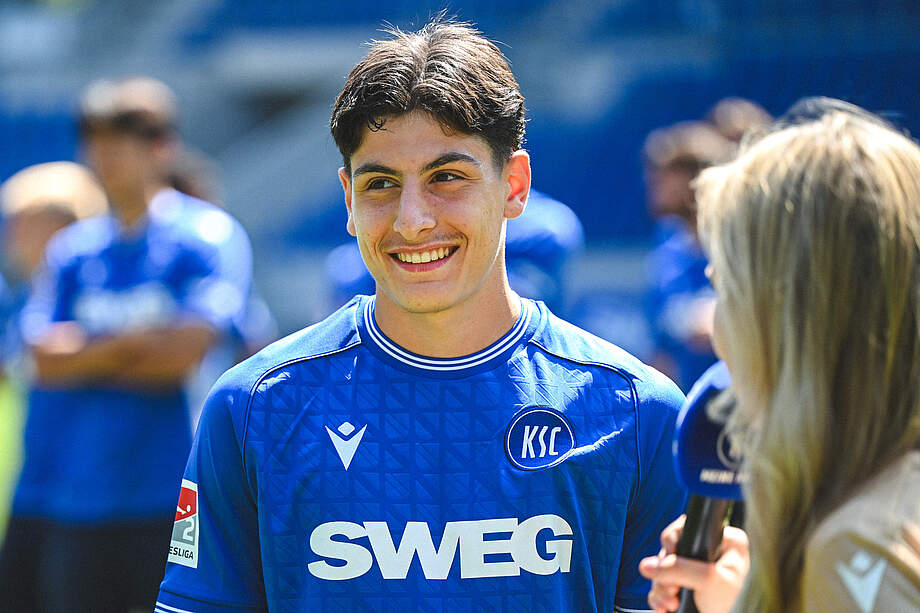 Deniz Ofli lächelt