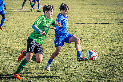 Spieler der U13 mit Ball.