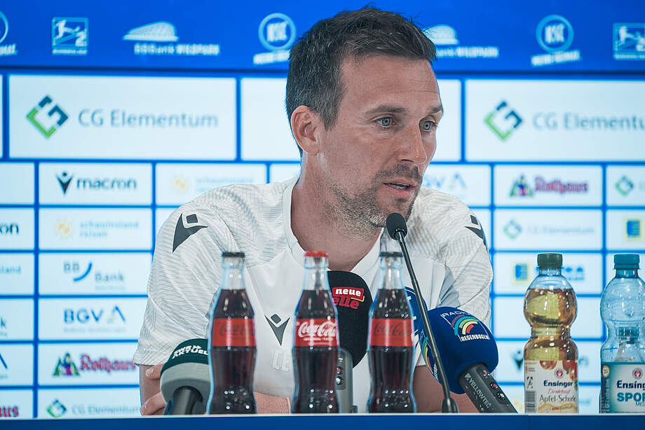 Christian Eichner bei der Pressekonferenz vor dem KSC-Auswärtsspiel gegen den SV Wehen Wiesbaden.