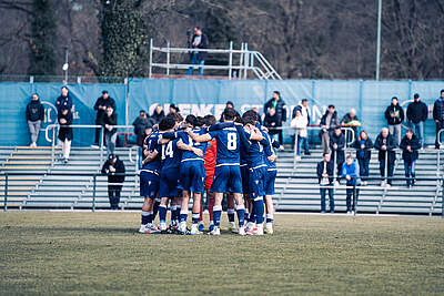 U19 vor dem Spiel im Teamkreis