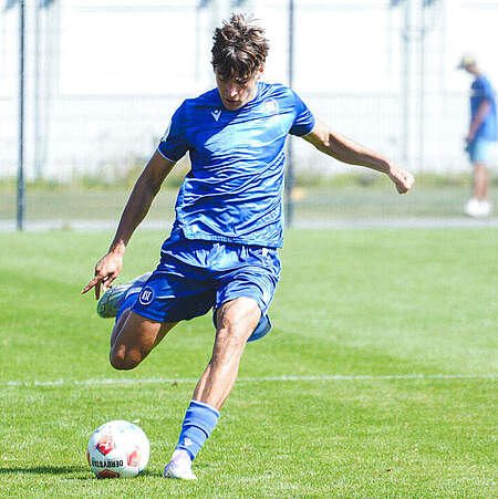 U17 Spieler im Spiel.