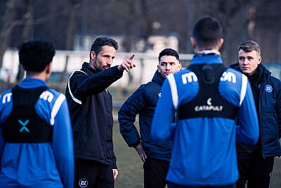U17-Cheftrainer Martin Stoll gibt beim Abschlusstraining letzte Anweisungen