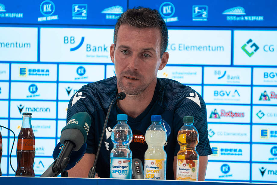 Christian Eichner bei der Pressekonferenz vor dem Heimspiel gegen Schalke.